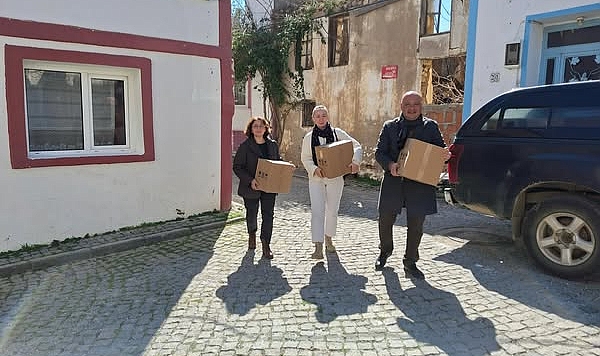 Bozcaada'da gıda kolileri evlere ulaştırılıyor