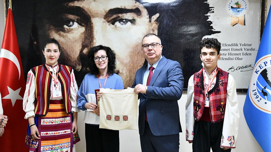 Misafir çocuklardan Kepez Belediyesi’ne anlamlı ziyaret
