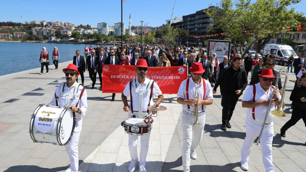 Kordonda kortej yürüyüşü
