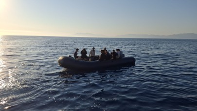 Denizde sürüklenen 23 kaçak göçmen kurtarıldı