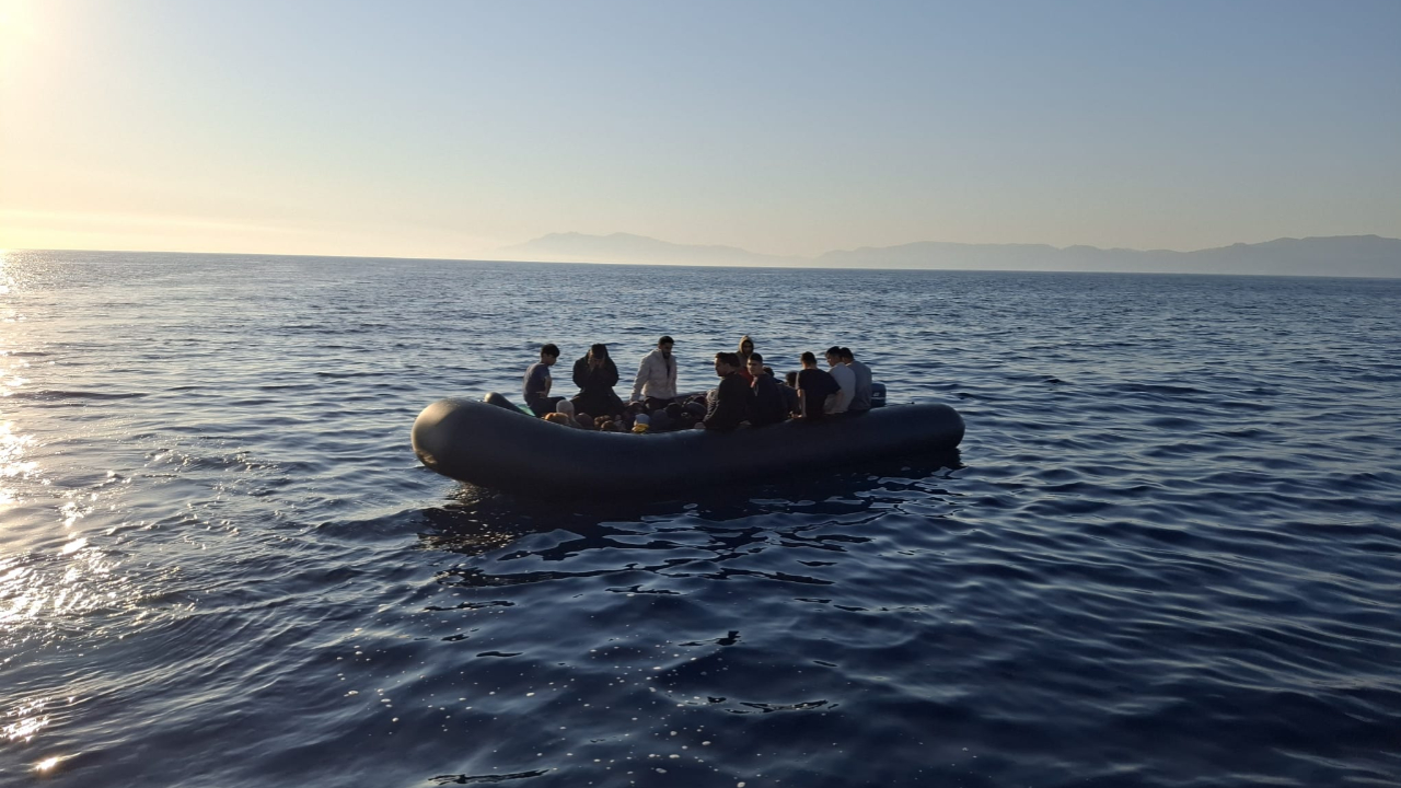 Denizde sürüklenen 23 kaçak göçmen kurtarıldı