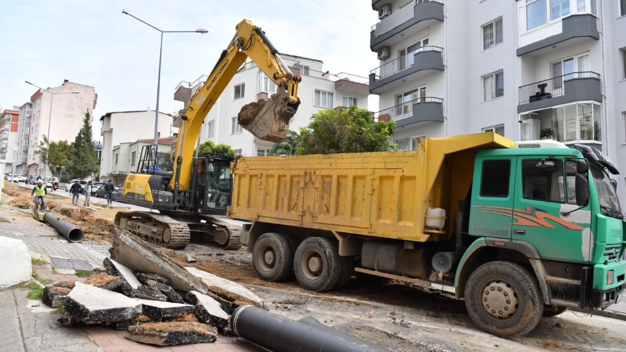 Bahriye Üçok Caddesi'nde altyapı çalışması devam ediyor