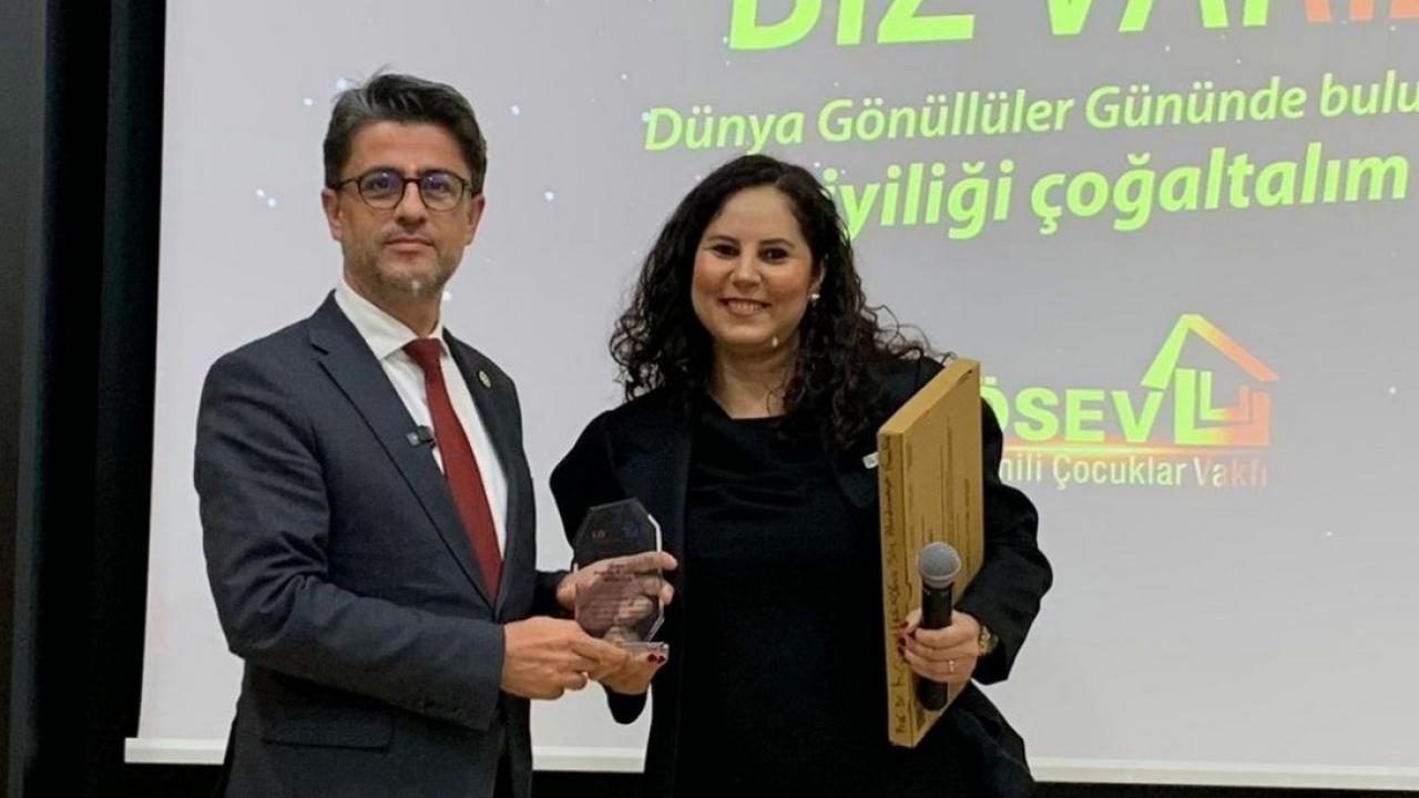 Rektör Erenoğlu'na Yılın Akademisyeni ödülü verildi
