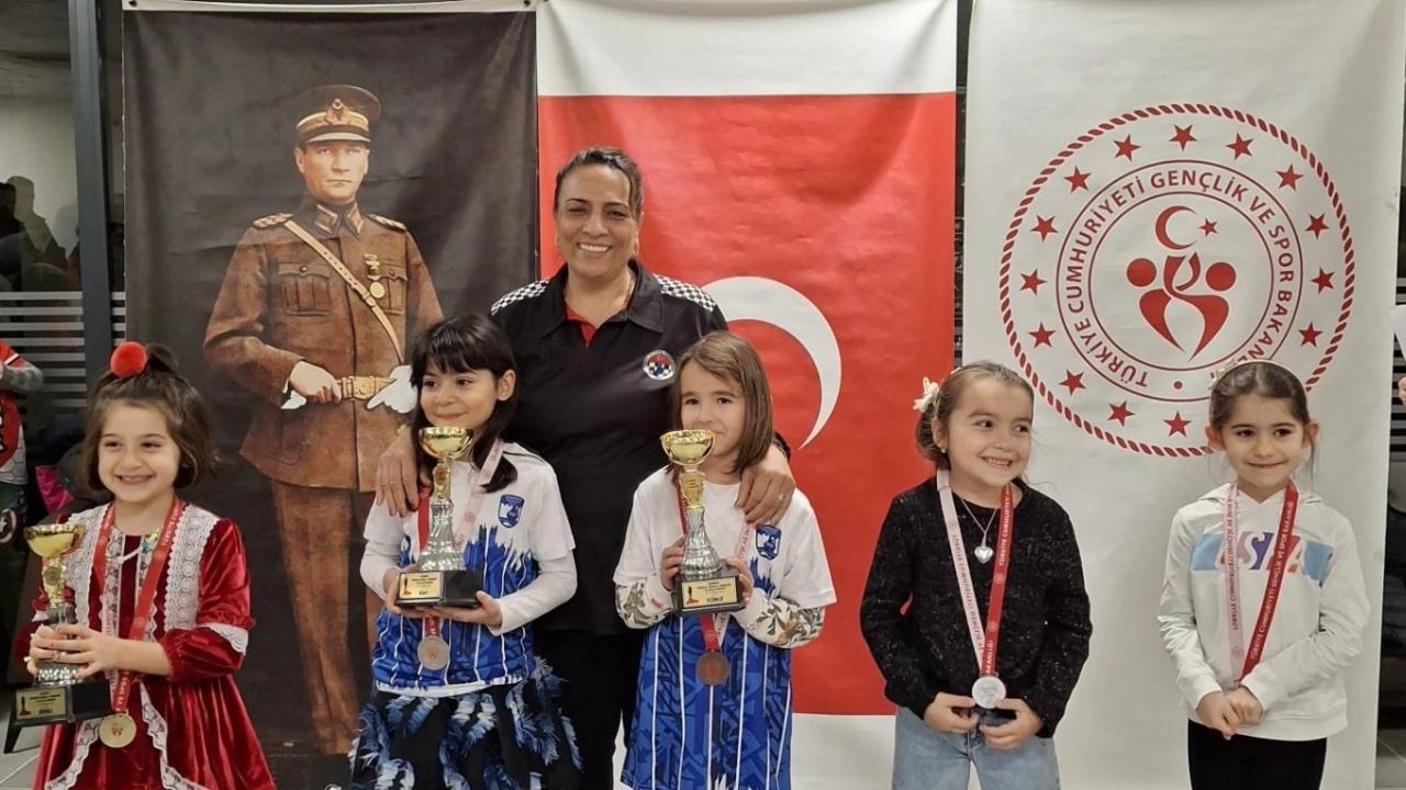Minik satranççıların madalya sevinci
