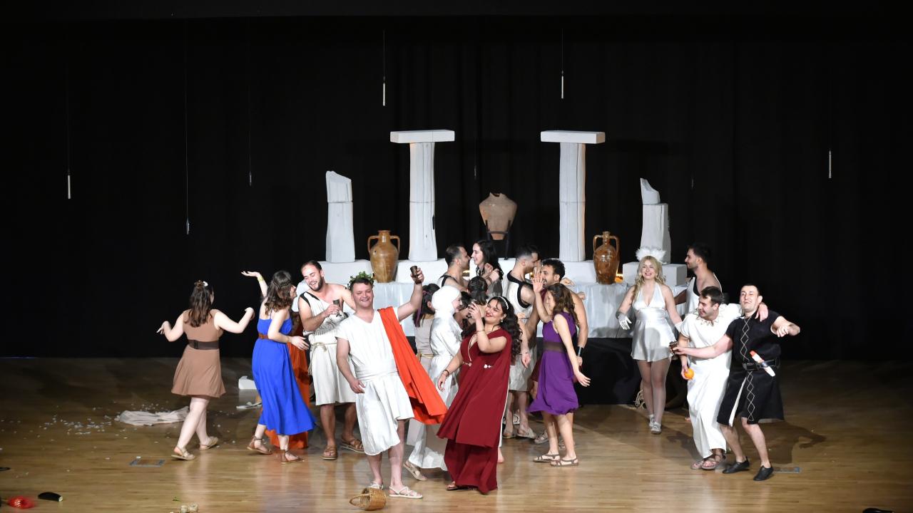 “Lysistrata Kadınlar Savaşı” sahnelendi