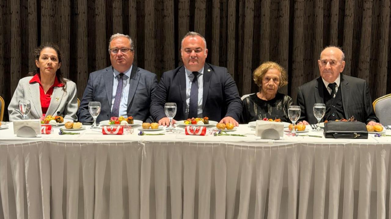 Başkan Av. Ardahan Dikme, İ.Ü. mezunlarıyla bir araya geldi