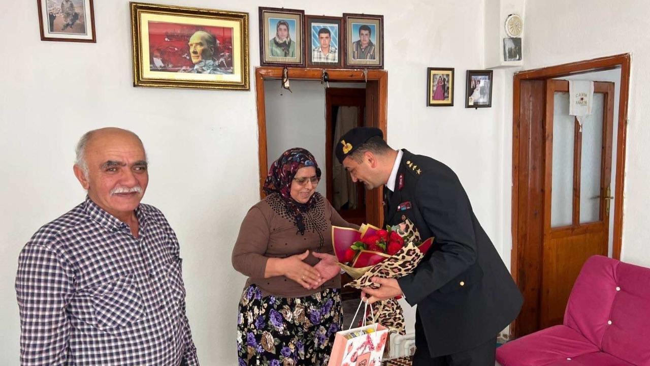 Jandarmadan annelere anlamlı ziyaret