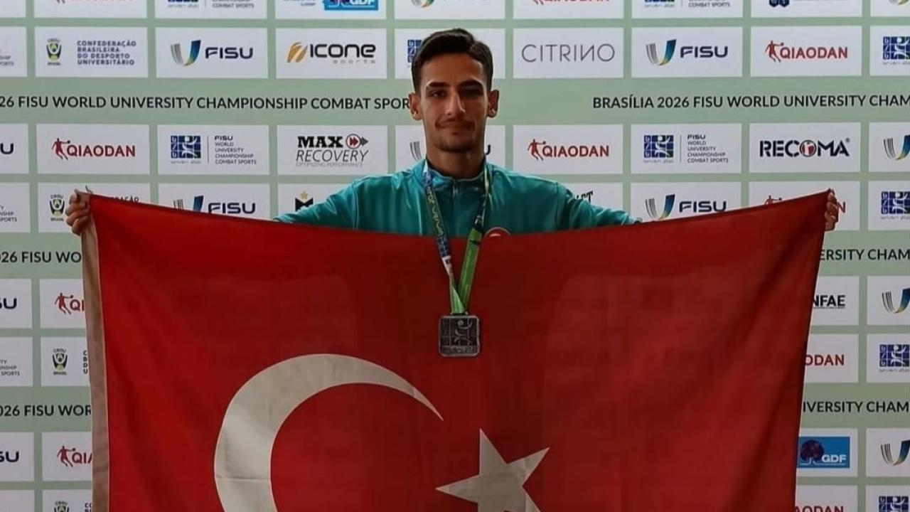 ÇOMÜ öğrencisi Sefa Emre Okçu Wushu branşında dünya ikincisi oldu